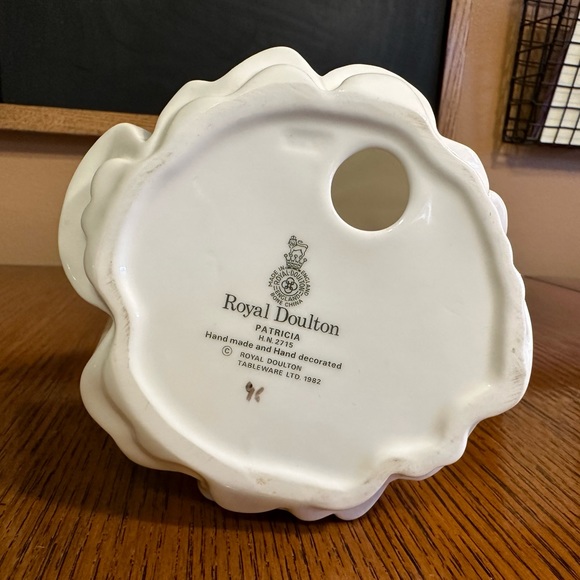 Royal Doulton Vanity Fair Ladies Figurine, Patricia HN2715, Rare Retired, No Box - Picture 6 of 10